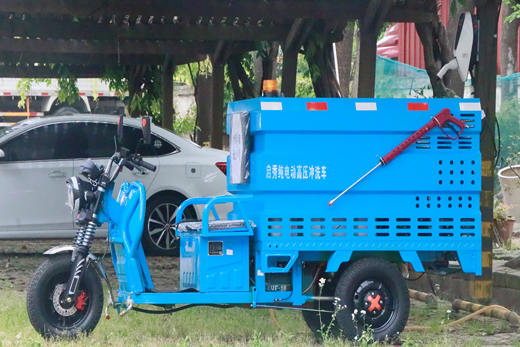 三轮纯电动养护车QX-600L（热水机款）