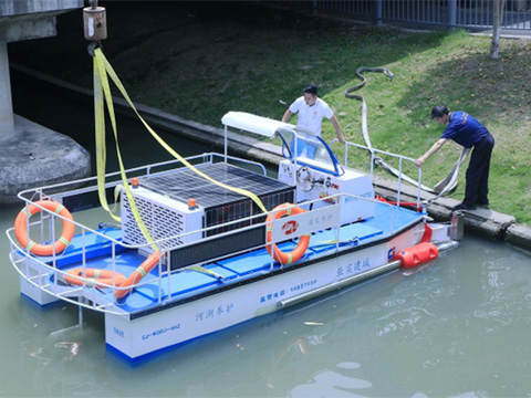 Extended-arm, fully electric river cleaning vessel has been delivered and put into service.