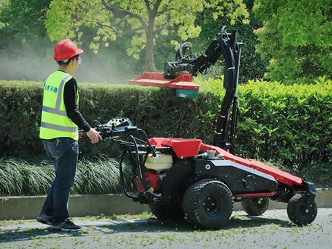 Handover and Operator Training for Self-Propelled Hedge Trimmer